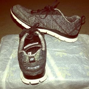 Women's Sketchers size 7 . Slightly worn